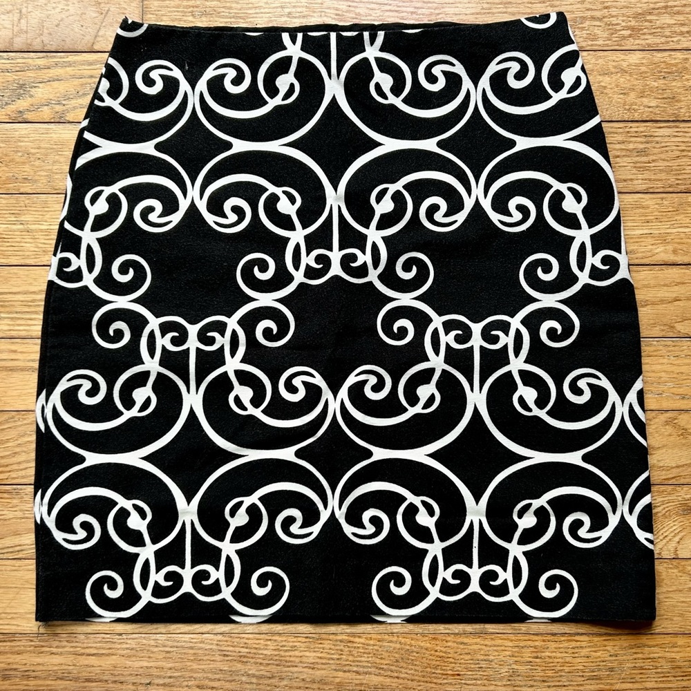 Ann Taylor Petites Black & White Pencil Skirt size 4P Scroll Pattern
